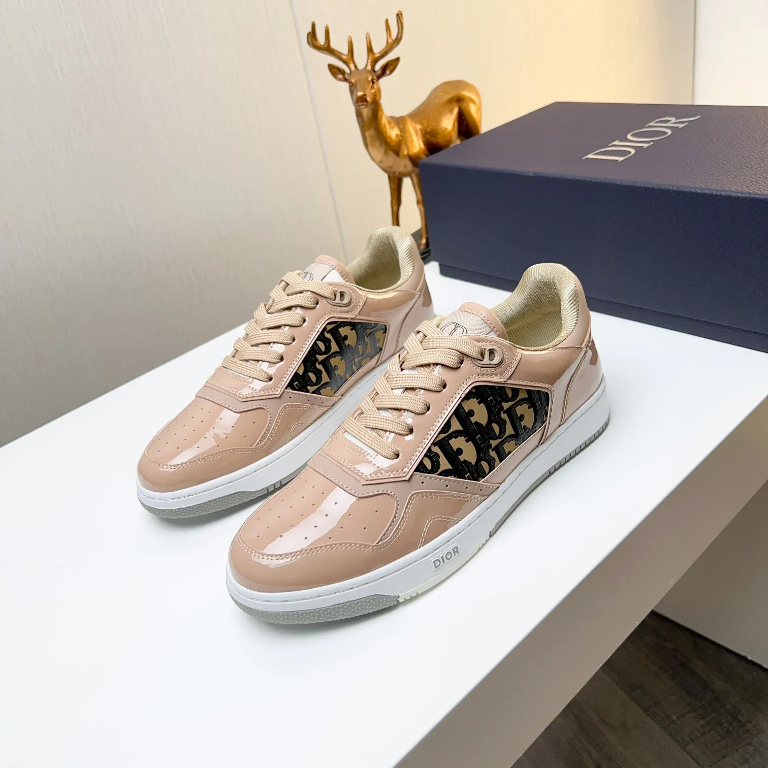 Men's Men's Shoes 💰400 [New] 🦩🦩Dior - Low-top sneakers 2025 spring men's collection new arrivals [Celebrate][Celebrate][Celebrate], reinterpret the basketball shoe design and become a classic Dior item [Strong][Strong][Strong], crafted in black and cream white smooth cowhide with beige suede, leather display on the side The CD logo, tongue, sole and back side are decorated with various distinctive details to enhance the style[666][666], while eyelet details, topstitching and rubber panels highlight the dynamic charm of its athletic style[strong][strong][strong]. It has a two-color rubber sole, which can be matched with various clothing to create a refined look. Size: 38 to 44 (45 can be customized